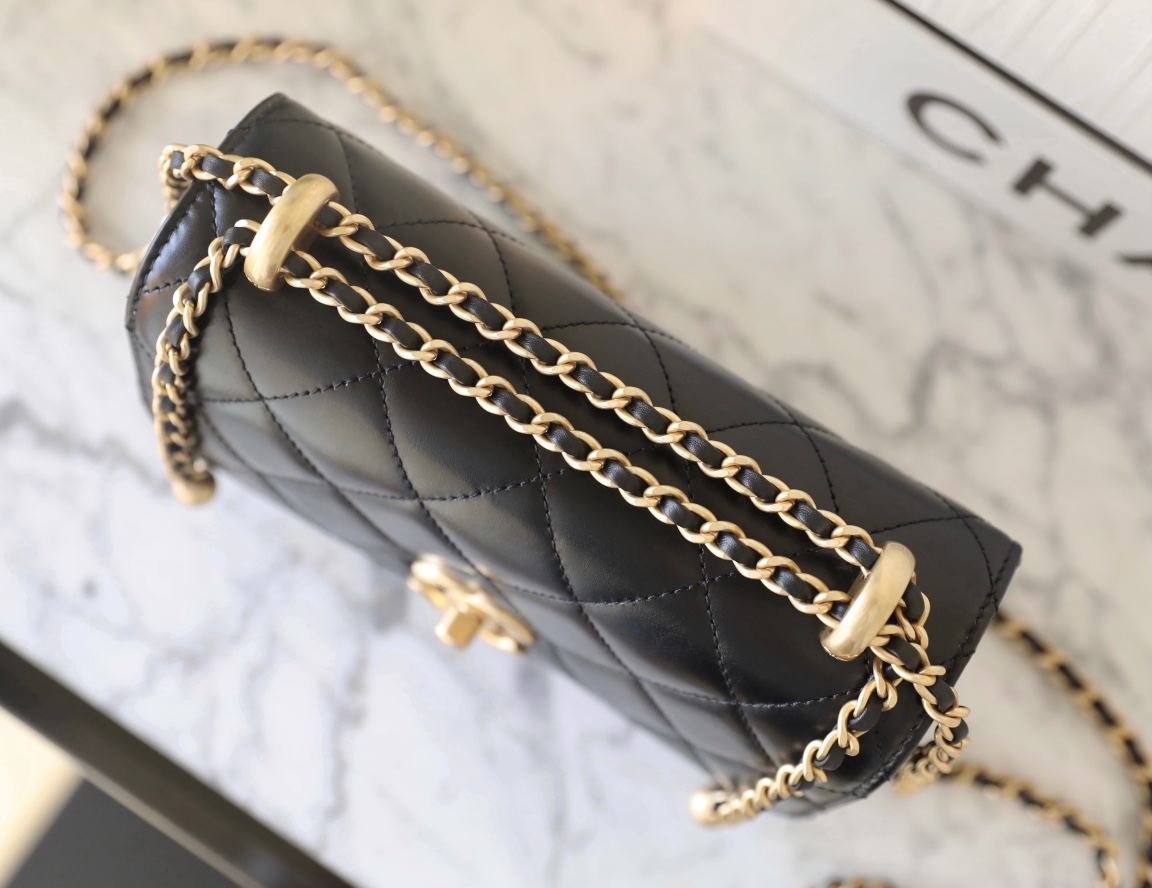 𝖠𝗇𝗍𝗂𝖻𝖺 flap bag